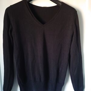 Muni Classic Black V-Neck Sweater